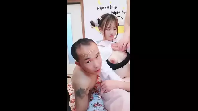 长相可爱的丸子头妹子